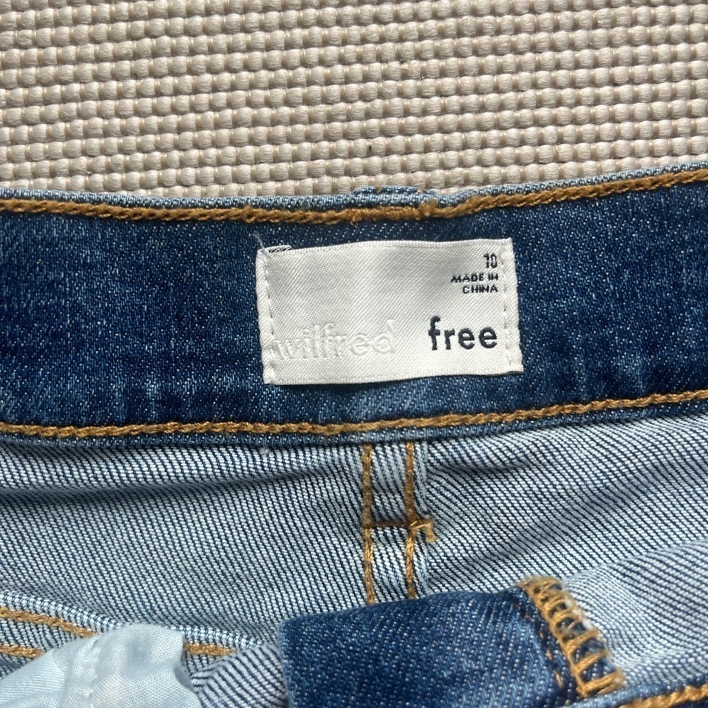 Aritzia Wilfred Free Jovovich Denim High Waisted Shorts - Picture 4 of 7